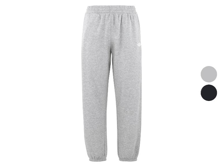 Grijze joggingbroek met wit logo, verkrijgbaar in grijs en zwart.