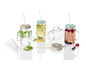 Glazen mason jars met handvatten en rietjes, gevuld met fruit en kruiden.