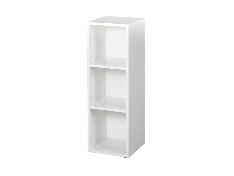 Witte boekenkast met drie planken, op een witte achtergrond.