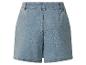 Lichtblauwe high-waist denim shorts, achteraanzicht.