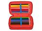 Rood etui met kleurpotloden.