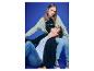 Jong stel in jeans en sweatshirts, vrouw zit, man ligt op haar schoot.