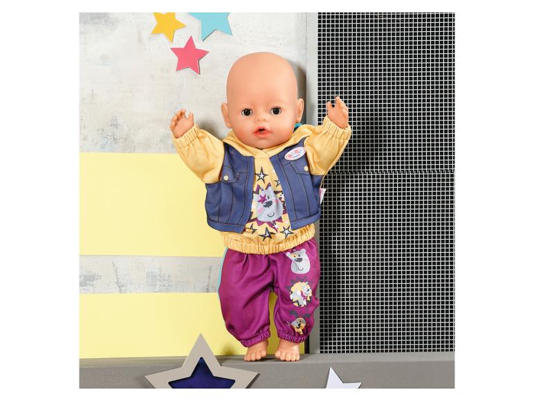 BABY born pop in gele top, blauw vest en paarse broek met dierenmotieven.