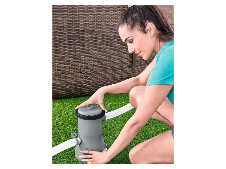 Een vrouw die een zwembadfilter installeert.