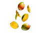 Verse hele en gesneden mango's met waterdruppels.