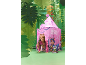 Meisje speelt in roze speeltent in jungle-thema kamer met knuffel.