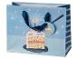 Blauwe cadeauzak met een verjaardagstaart, kaarsen en sterren, met een cupcake-cadeaulabel.