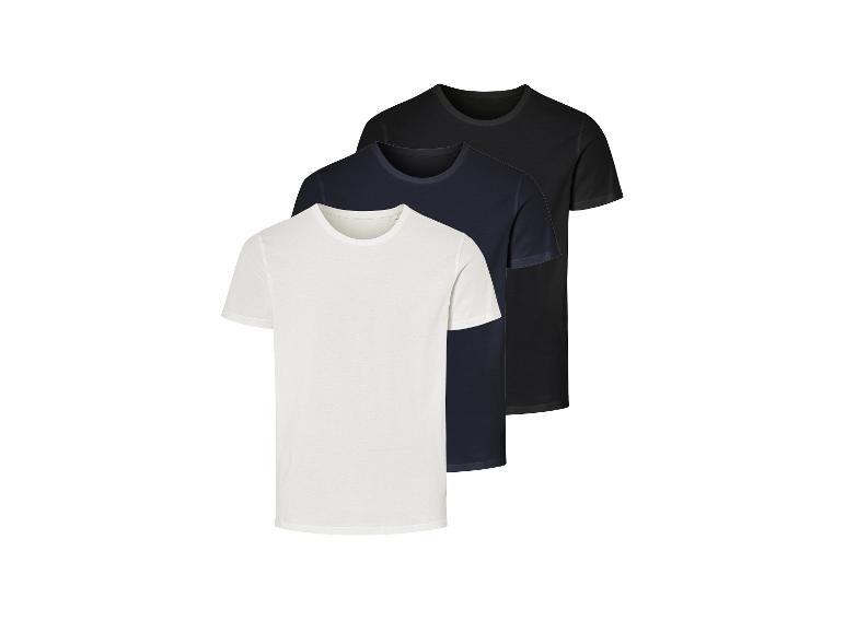 Drie effen t-shirts: wit, zwart en donkerblauw.