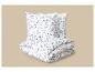 Wit beddengoed met blauw bladpatroon, inclusief twee kussens en een dekbed.