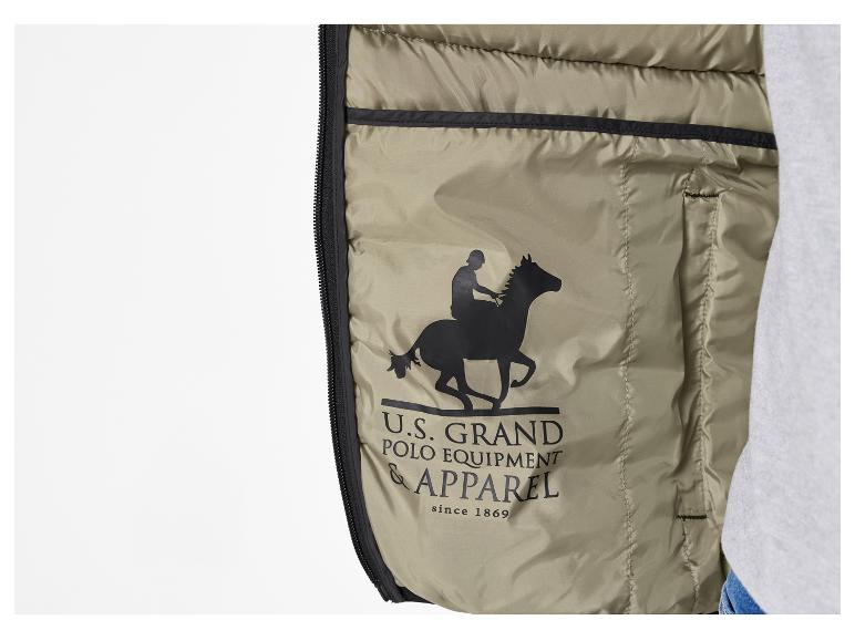 Detail van een groene U.S. Grand Polo Equipment & Apparel jas met een ruiter op een paard.