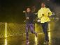 Twee mensen rennen in de avond in sportkleding.
