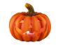 Oranje gesneden Halloweenpompoen met een brandende kaars erin.