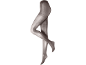 Benen in huidkleurige panty, gekruist voor een witte achtergrond.