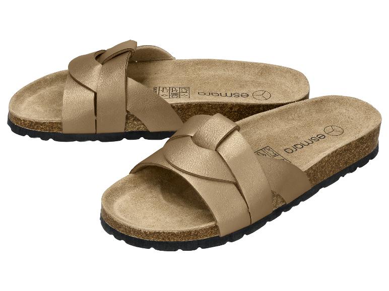 Gouden dames slippers met gevlochten bandjes en een kurken zool.