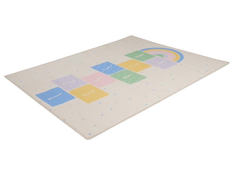 Kinderkleed met hinkelbaan en regenboogmotief.