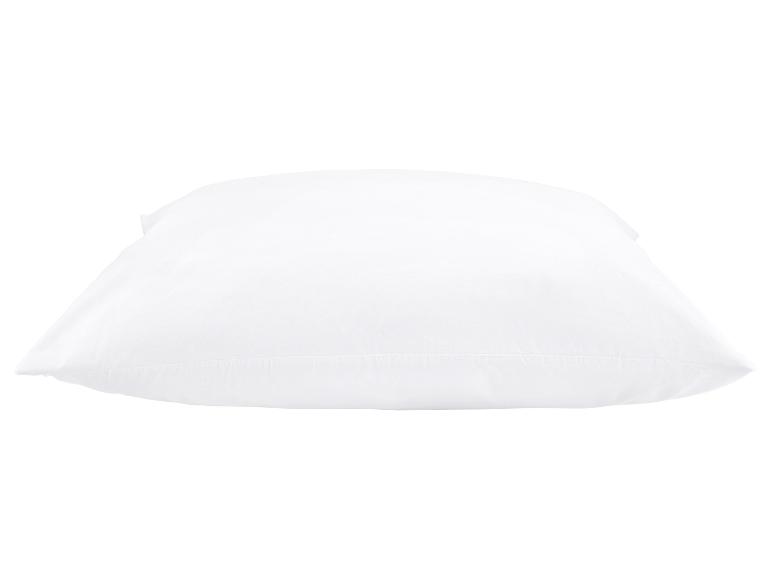 Wit kussen geïsoleerd op witte achtergrond.