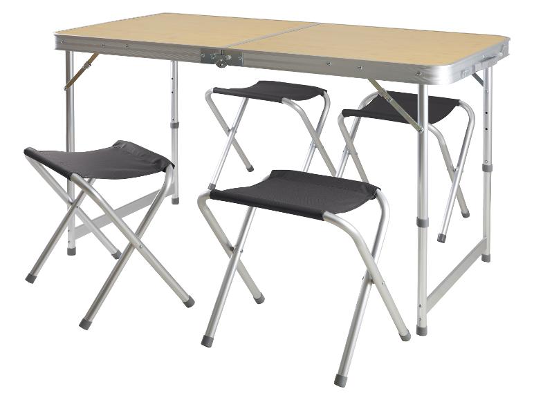 Opvouwbare campingtafel met vier krukjes, licht hout en aluminium.