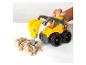 Gele speelgoedgraafmachine met kinetisch zand en baksteenvormen