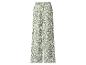 Wijde broek met bloemenprint op een witte achtergrond.