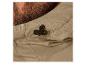 Close-up van een mannenbaard en beige stof met trekkoord en stopper.