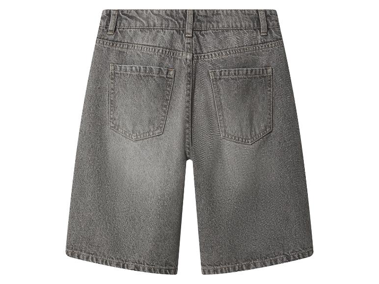 Grijze denim shorts met achterzakken, van achteren gezien.