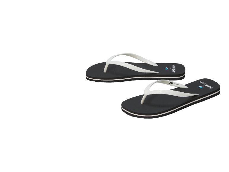 Zwarte teenslippers met witte bandjes en witte strepen aan de zijkanten.
