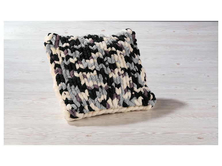 Handgebreid kussen in grijs, zwart en crème kleuren.