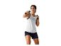 Vrouw in wit sporttopje en donkerblauwe shorts, met halters