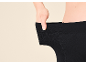 Vrouw in te grote zwarte leggings, symboliseert gewichtsverlies.