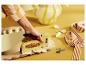 LIVARNO® R53 handtacker gebruikt om decoratieve lint aan een lijst te bevestigen.