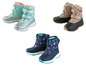 Drie paren kinderschoenen met bloemenprint.