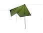 Een groene tarp met een paal, klaar voor kamperen.