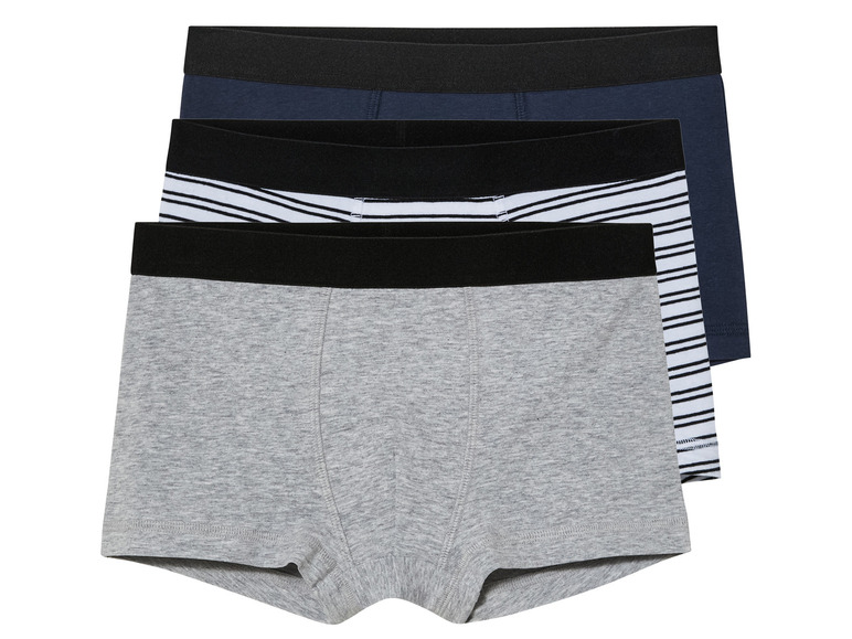 Drie boxershorts: grijs, gestreept en donkerblauw.