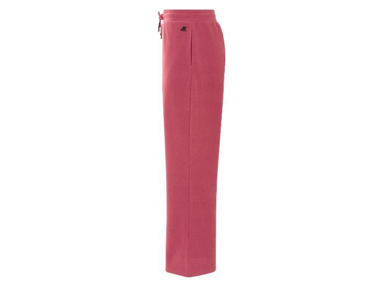Een roze broek met een klein logo aan de zijkant.