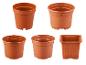 Set van vijf bruine plantenpotten, inclusief ronde en vierkante.