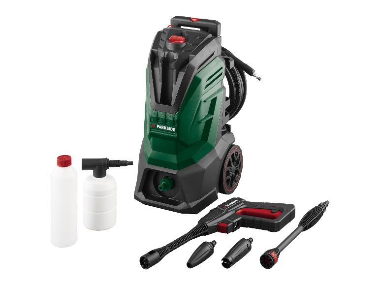 Hogedrukreiniger met spuitpistool, sproeiers en flessen reinigingsmiddel.