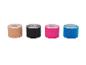 Vier rollen kinesiotape in verschillende kleuren: beige, zwart, roze en blauw.