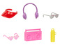 Een Barbie boombox, zonnebril, pet, waterfles en koptelefoon.