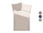 Beige beddengoedset met een effen dekbedovertrek en gestreepte kussenslopen.