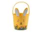 Een geel paasmandje in de vorm van een konijn