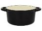 Zwarte gietijzeren pan met crèmekleurige deksel.