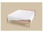 Wit dekbed op een houten bed met een beige hoeslaken.
