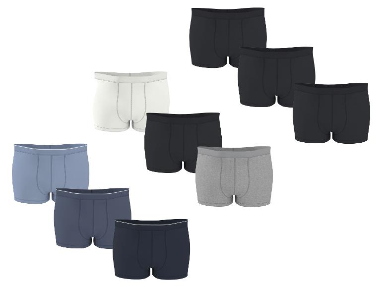 Een assortiment katoenen boxershorts voor heren in diverse kleuren.