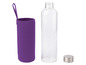 Een glazen waterfles met een paarse neopreen hoes.