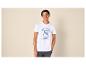 Jonge man in wit T-shirt met sardineblikprint en tekst 'SIMPLY DELICIOUS'.