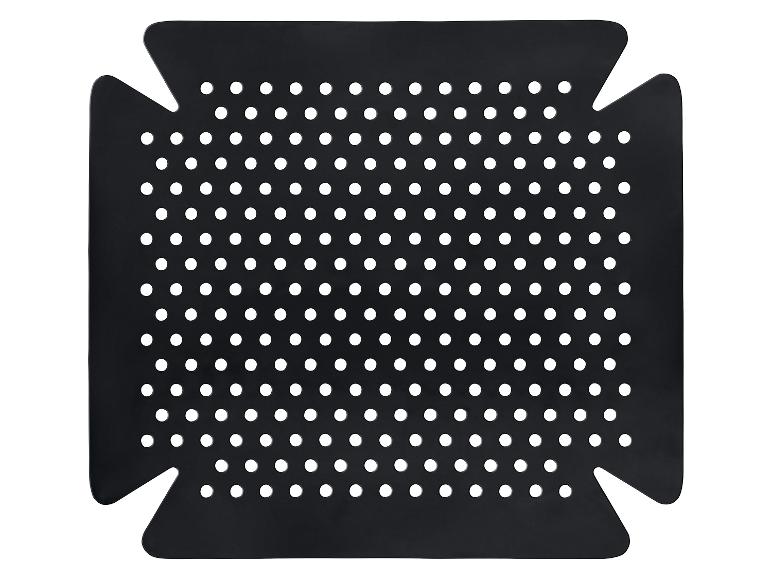 Een zwarte geperforeerde bakplaat met uitgesneden hoeken.