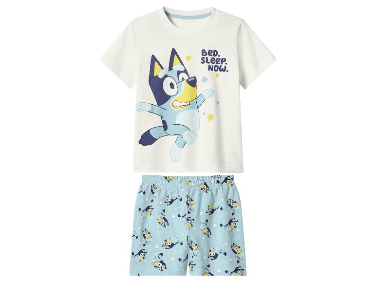 Wit kinder T-shirt en blauwe shorts met cartoonfiguren en de tekst 'BED. SLEEP. NOW.'