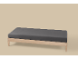 Grijs matras op een bed met licht houten frame