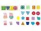 Houten speelgoed met geometrische vormen en Peppa Pig-personages.