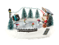 Kerstdorp met schaatsers, bankje, kerstbomen en een kerstkraam met de tekst 'Christmas'.
